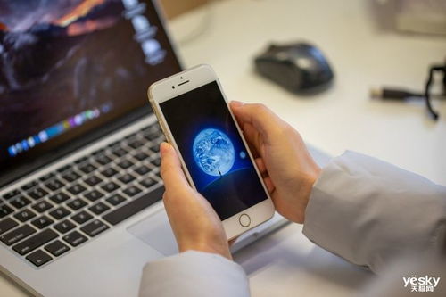 随着科技的飞速发展，移动办公已经成为现代职场人的日常。在手机和电脑上协同工作的软件组合，能够帮助我们高效地完成工作，其中一些特定的软件组合更是能够满足设计、游戏开发与计划实施等多元化需求。以下为您推荐3-5款在手机和电脑上协同工作极佳的软件组合，并着重介绍它们如何通过云同步实现无缝衔接，满足移动办公的需求。